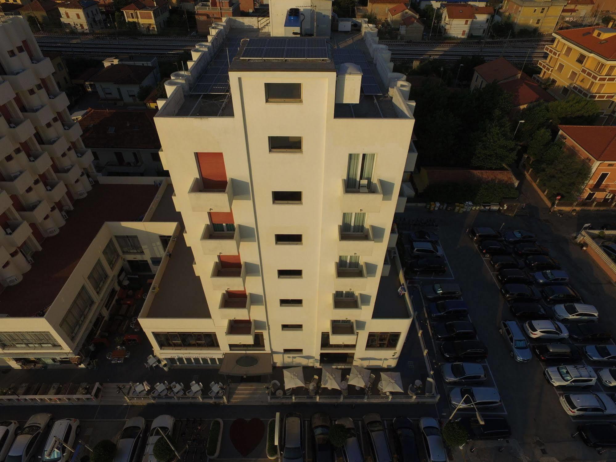 โรงแรมยูนิเวอแซล เซนีกัลเลีย ภายนอก รูปภาพ